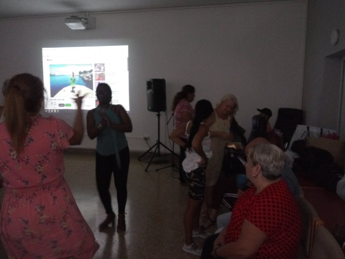 Hoy compartimos en una actividad sencilla, pero con mucho cariño, para las madres del @CIDEM_Cuba; venta de productos de emprendimientos, karaoke, bailes, buena música y espacios de socialización. Muchas Felicidades #MujeresCubanas @Alejand42762862 @MaydaMauriBCF @BioCubaFarma