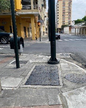 Personal de @gyesigloxxi, atendió la denuncia ciudadana reportada en #AlcaldíaResponde y acudió a las calles Escobedo y Mendiburo y realizó la nivelación de adoquines para seguridad peatonal. ¡Gracias por sus reportes, nos permiten embellecer más la ciudad! #MunicipioDeGuayaquil…