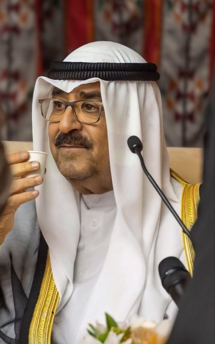 { یا أَیُّها الَّذین آمَنُوا أَطیعُوا اللَّهَ و أَطیعُوا الرَّسُولَ وَ أُولِی الْأَمْر منْکُم } 

سمعاً و طاعة يا سمو الأمير 

#مشعل_الاحمد_الجابر_الصباح