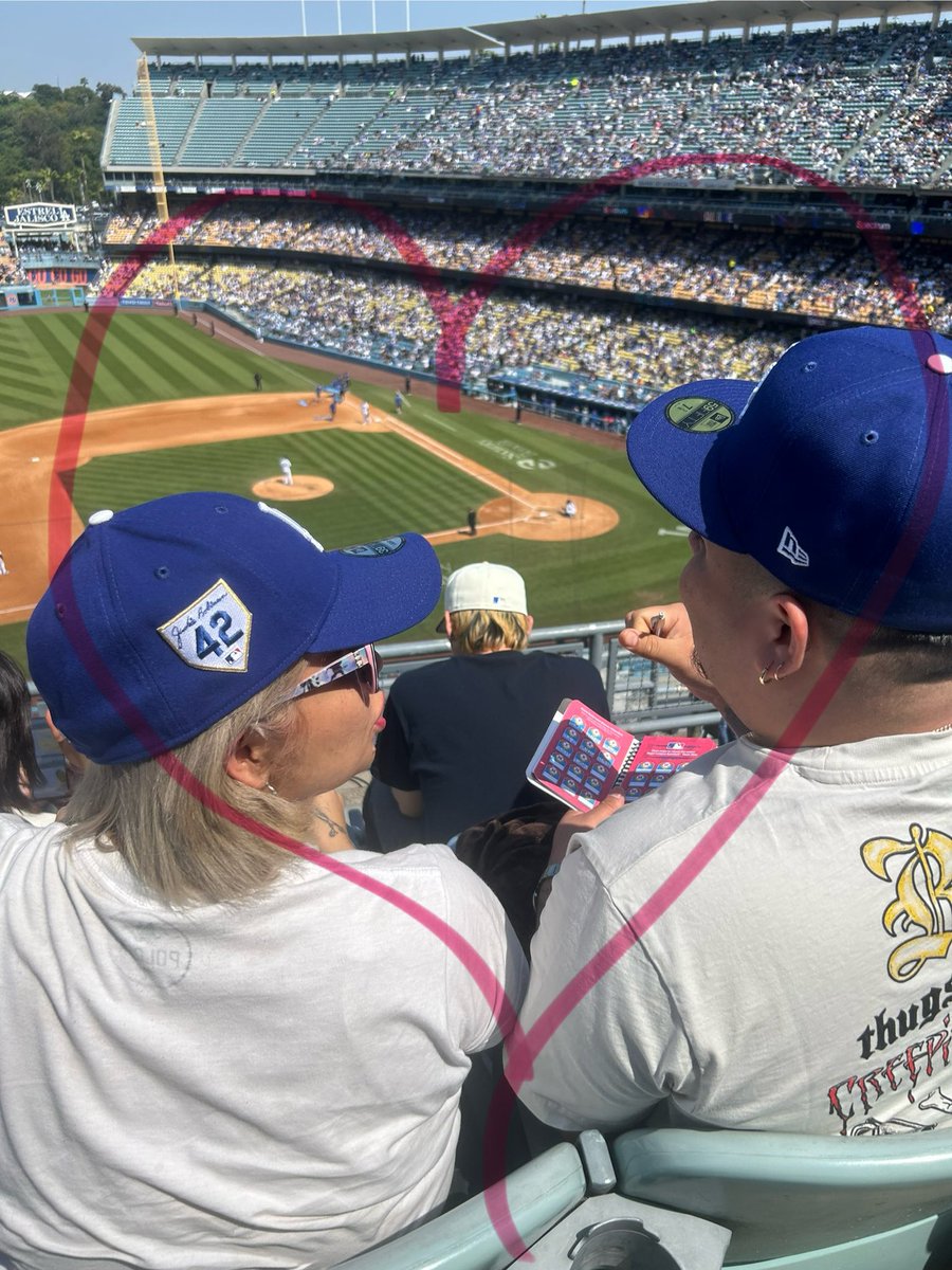 Amor en el #DodgerStadium #CoupleGoals 🇲🇽 + 🇪🇨 @LosDodgers