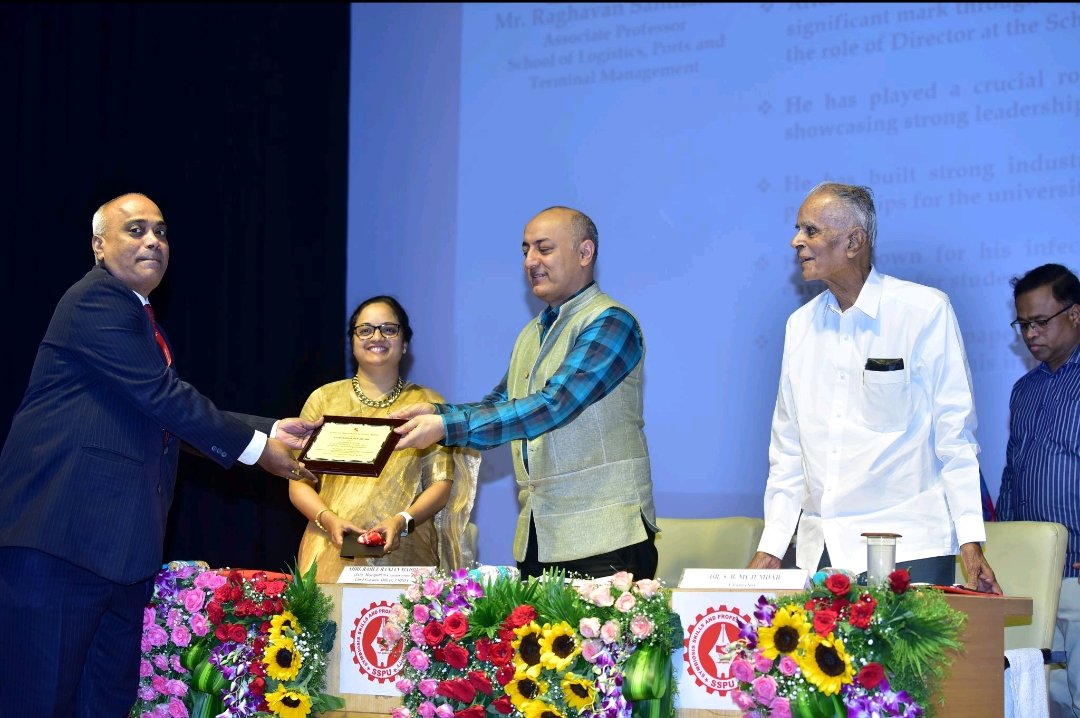 RSantha2's tweet photo. To be part of the teaching faculty @SymbiosisSkills Skills &amp; Professional University is an honour.  To receive the star performer award from the hands of Rahul Ranjan Mahiwal is a blessing.  Thank you Dr. Swati Mujumdar madam for your dynamic leadership and continued mentoring. https://t.co/yhb7LdPy1y