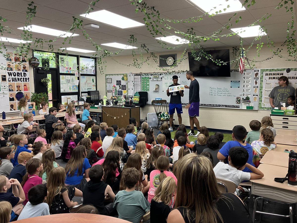 Our soon-to-be ISU grads <a href="/julian_larry214/">Julian Larry</a> and <a href="/20Jkent_25/">Jay kent💉‼️💯</a> visited Dixie Bee Elementary earlier today to read to second graders. Proud of our guys giving back to our community!

#MarchOn
