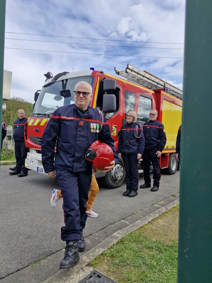NicolasDROUIN8's tweet photo. Quel bonheur d'avoir pu honorer papa, le Sergent honoraire Patrick Drouin, pour sa retraite après 36 ans de SPV.
Merci a l'Amicale des Sapeurs-Pompiers Raucourt-Remilly pour cette belle mise a l'honneur. 
Papa tu peux etre fier de ce que tu nous a transmis.
Bonne retraite. https://t.co/4BQXb1FNxO