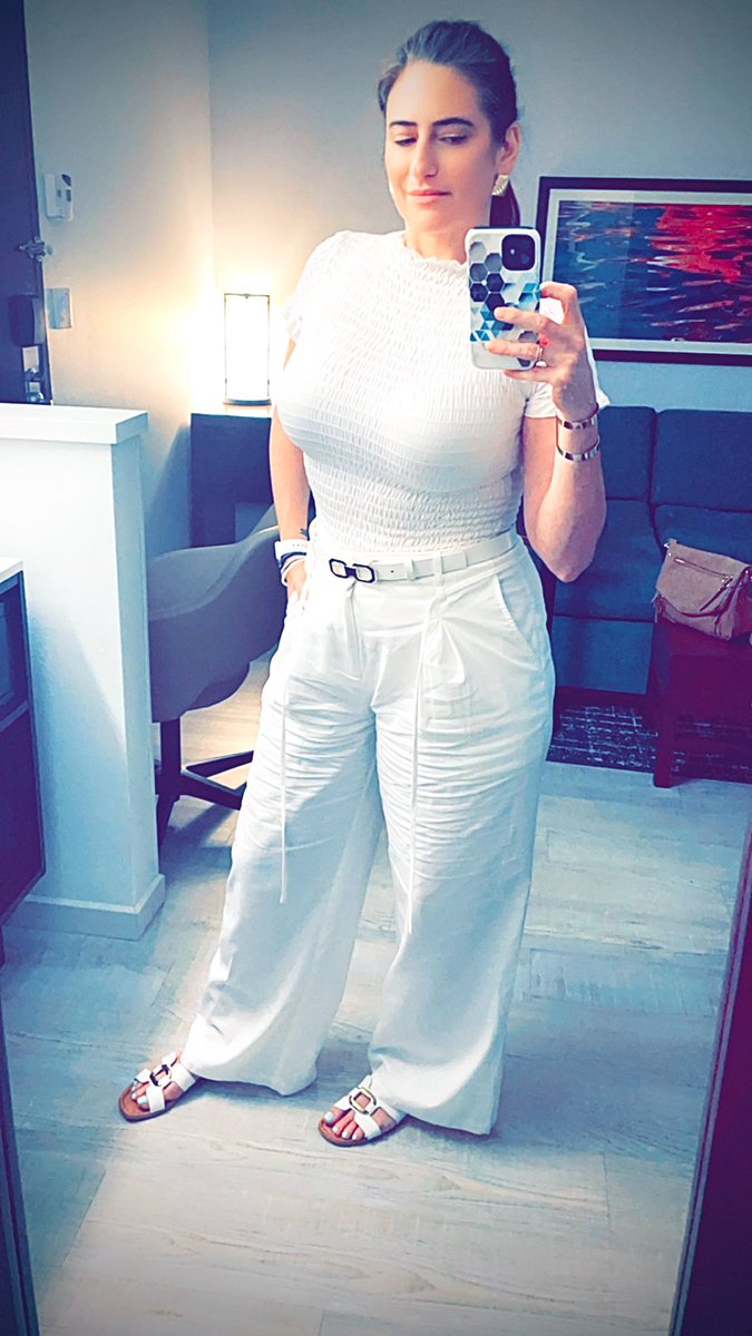 Dressing like a grown-up cuz they classy in West Palm 😎🌴☀️