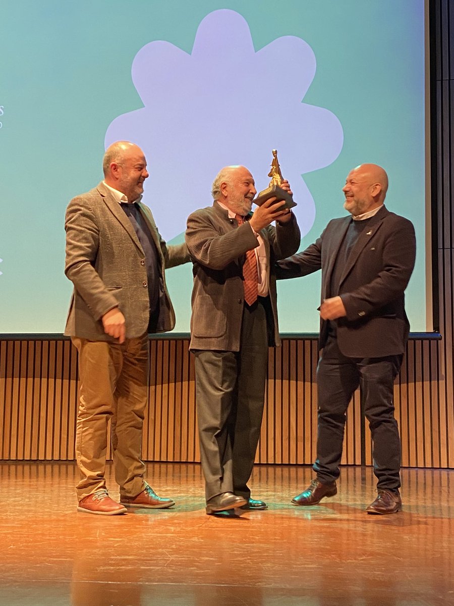 MollyBoys's tweet photo. Hoy fue una mañana hermosa donde el maestro y amigo, Ramón López recibió el grado honorífico de profesor emérito UC y también el premio más importante de la escuela de teatro: “el guarén de oro” (premio que nace de anécdotas divertidas en los camarines subterráneos del @TeatroUC) https://t.co/F3rBVb9upM