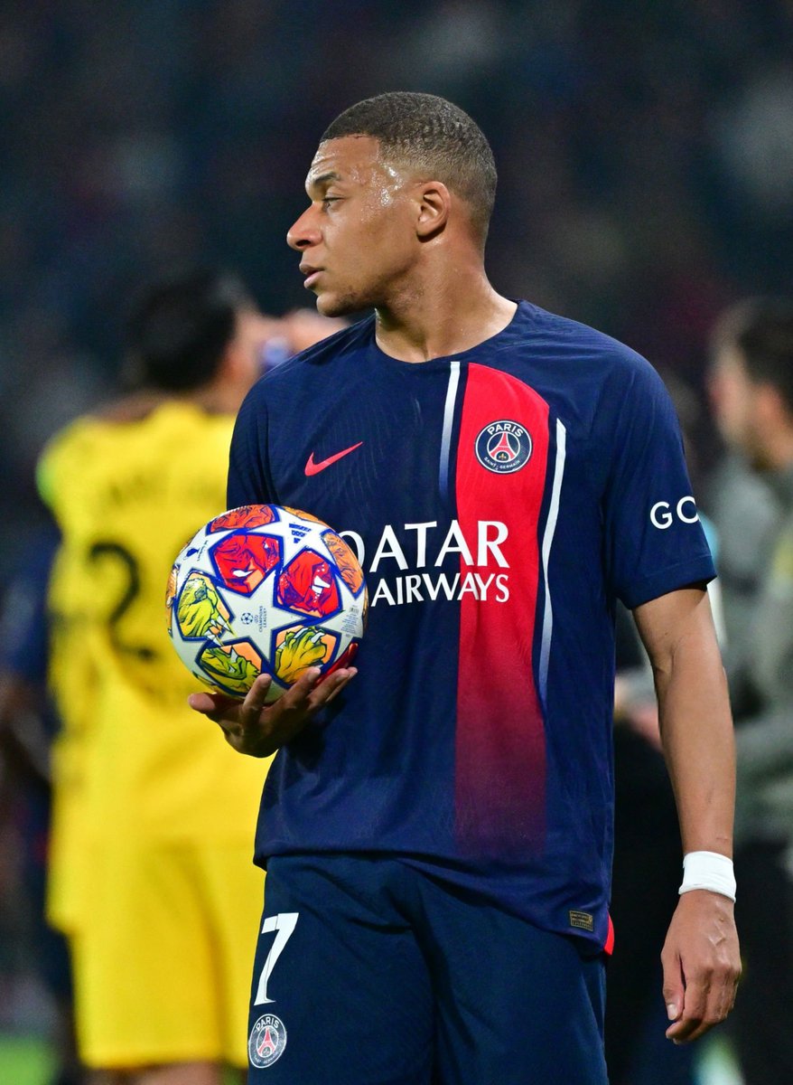 lnstantFoot's tweet photo. 🚨🚨 Kylian Mbappé héritera d'un pourcentage sur les droits à l'image au Real Madrid, du 𝗝𝗔𝗠𝗔𝗜𝗦 𝗩𝗨 𝗱𝗮𝗻𝘀 𝗹'𝗵𝗶𝘀𝘁𝗼𝗶𝗿𝗲 𝗱𝘂 𝗰𝗹𝘂𝗯. 😳⚪️

Il sera également le joueur le mieux payé du club merengue juste devant Vinicius Jr et Jude Bellingham. 💰

(@FabriceHawkins)