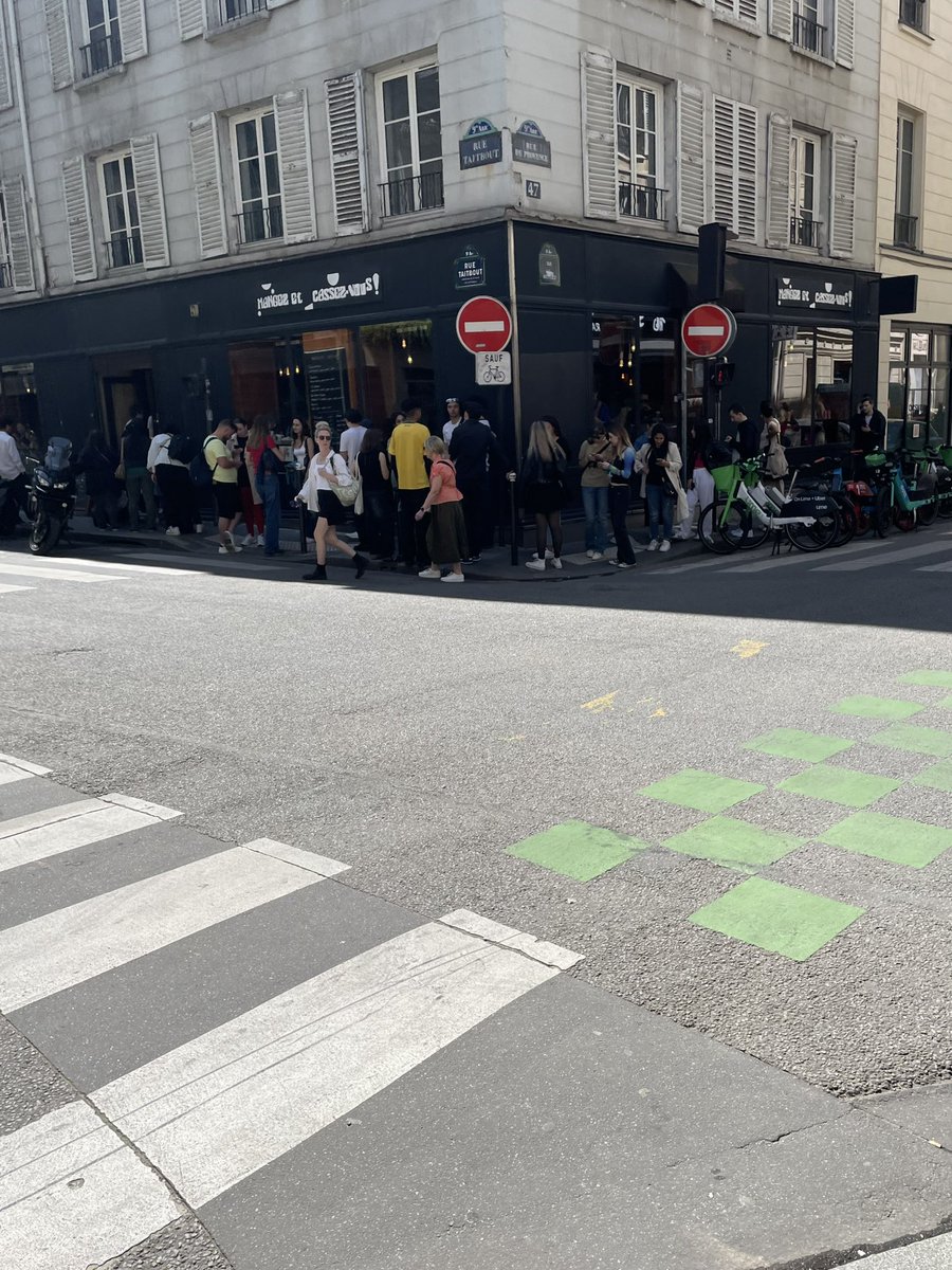 bonjour #Mangezetcassezvous #Paris9, le trottoir est totalement inutilisable pour les piétons, encore moins pour les poussettes ou les fauteuils handicapés…