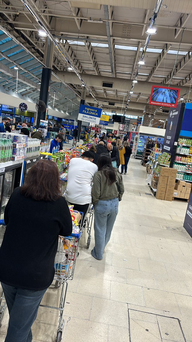 Impresionante lo que está pasando en Carrefour de Avellaneda. Los precios no paran de bajar, el consumo y el ambiente de alegría sube frenéticamente. Todavía queda pendiente la llegada de artículos importados #graciasMilei