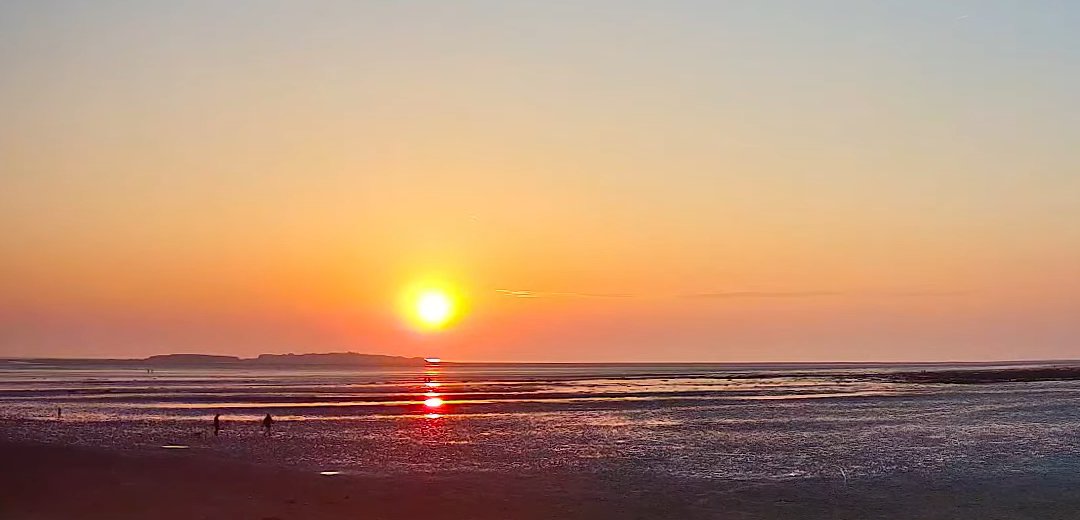 Hell of a sunset tonight 🤩🧡⛱️

#WestKirby #Liverpool #Wirral #Sunset