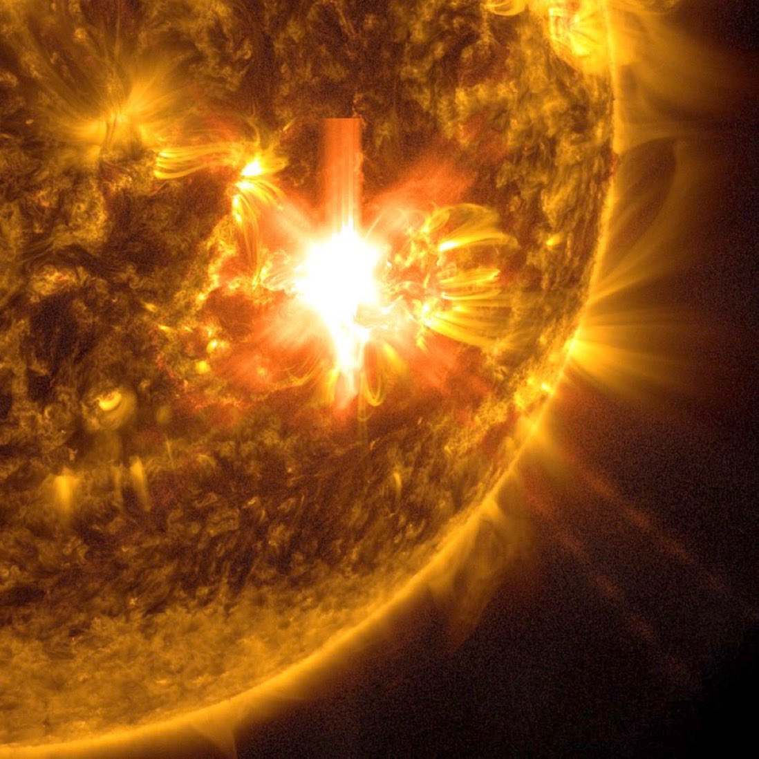 NASA, Güneş’te son 19 yılın en büyük patlamasının yaşandığını duyurdu ve patlamaya ilişkin fotoğrafı paylaştı.