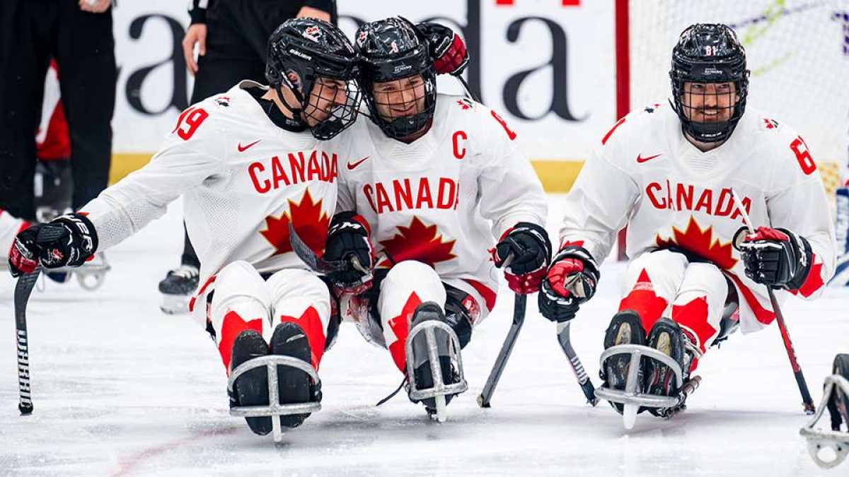 ParalympicsCan's tweet photo. The @HockeyCanada Men's Para Hockey Team won its three preliminary round games decisively this week at the World Para Ice Hockey Championships, and now faces China in the semi-finals today.

🔗👉 https://t.co/Ivcs8rAZJF https://t.co/W2HaaFmLFD