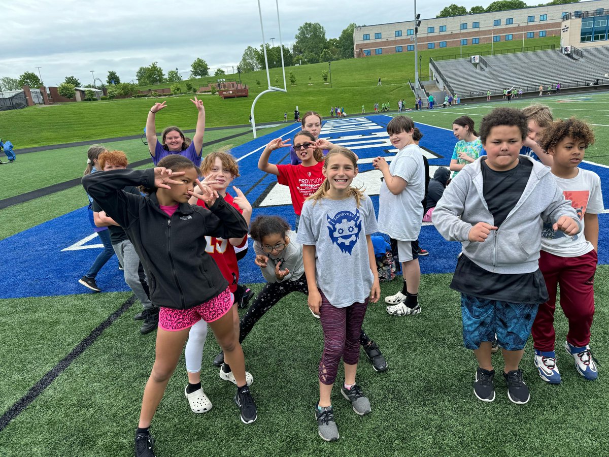ElementaryZG's tweet photo. ZGI Field day! What a great day to be a Blue Devil. 💙 https://t.co/sAN6xEyrcB