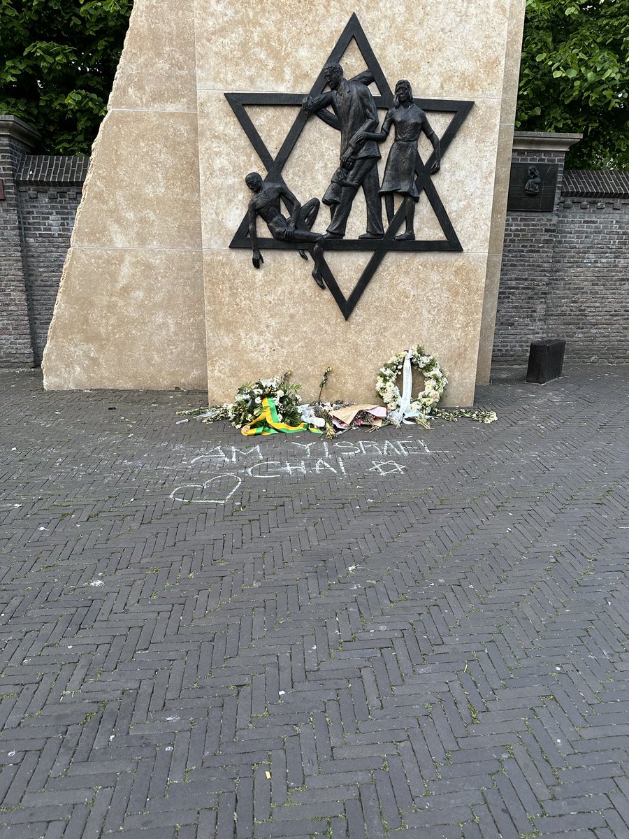 Holocaust monument in Den Haag, bijna een week na de dodenherdenking op 4 mei. Een of andere zionistische onverlaat vond het klaarblijkelijk nodig om achteraf nog wat onzin eronder te kalken. ‘Israël’ heeft niets van doen met de holocaust! #FreePalestine