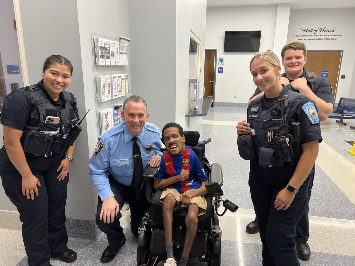 Thank you for stopping by the station, Donald, to spend time with @ChiefNewsham and the cadets. It was great to see you again! #HiThere
