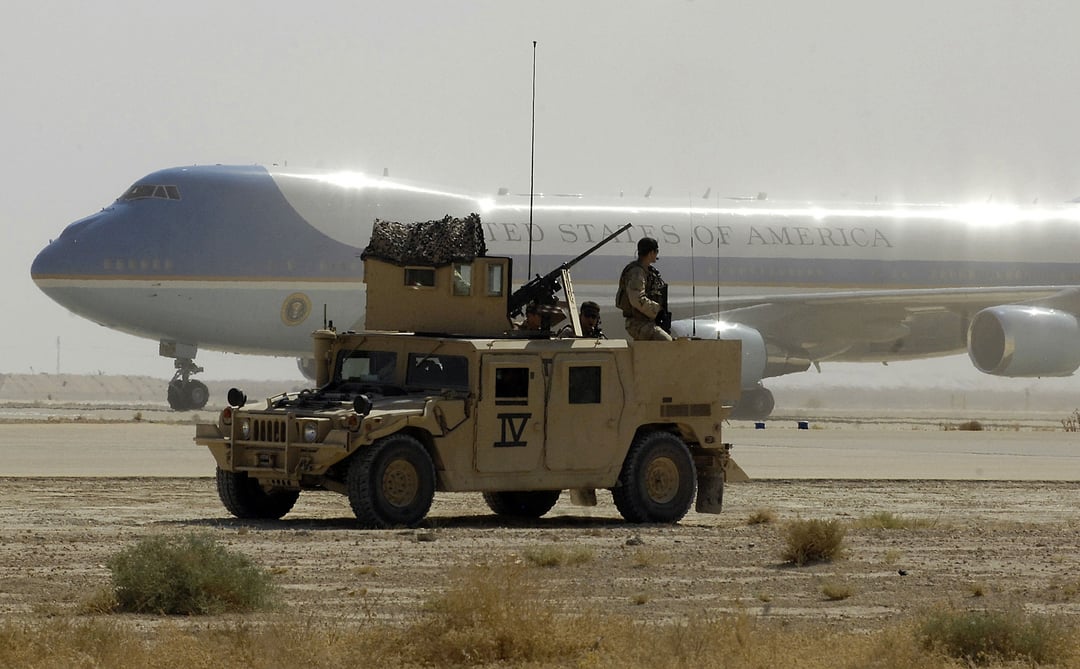 Bir SEAL GMV'si Başkan'ın uçağı Air Force One'ın güvenliğini sağlıyor, Al Asad Hava Üssü, Irak, 2007.