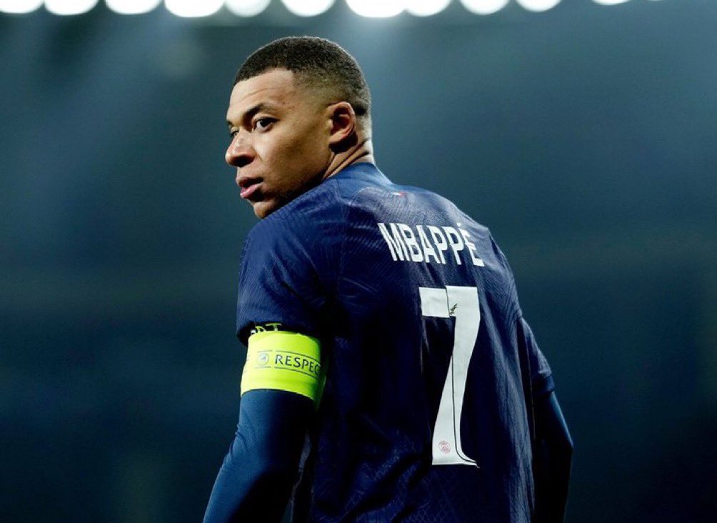 FabrizioRomano's tweet image. 🔴🔵 Kylian Mbappé will leave as free agent but Paris Saint-Germain estimate more than €200m as money ‘saved’.

It includes one-year extension not triggered and also this season’s loyalty bonus around €80m that is not going to be paid.

❗️ PSG will reinvest on 4/5 signings.
