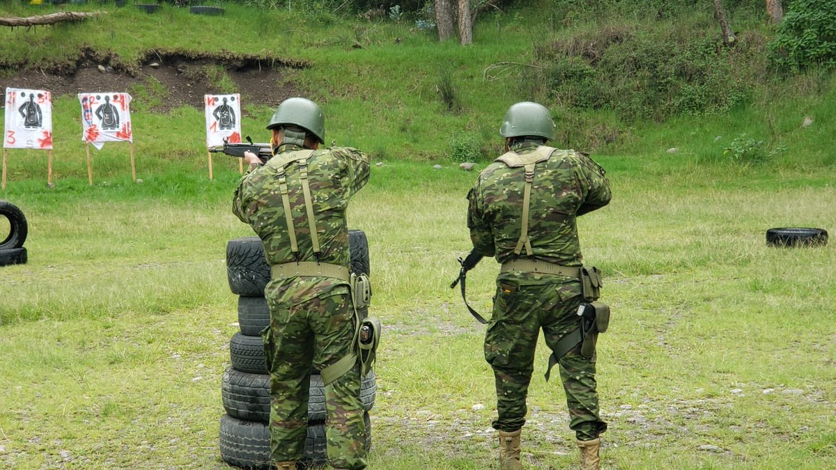 𝐒𝐨𝐥𝐝𝐚𝐝𝐨𝐬 𝐬𝐞 𝐞𝐧𝐭𝐫𝐞𝐧𝐚𝐧 𝐞𝐧 𝐭é𝐜𝐧𝐢𝐜𝐚𝐬 𝐝𝐞 𝐭𝐢𝐫𝐨 𝐝𝐞 𝐜𝐨𝐦𝐛𝐚𝐭𝐞 𝐮𝐫𝐛𝐚𝐧𝐨 #Cuenca | Soldados del Ejército Ecuatoriano recibieron instrucción de combate urbano, donde ejecutaron prácticas de tiro desde diferentes posiciones, teniendo como…