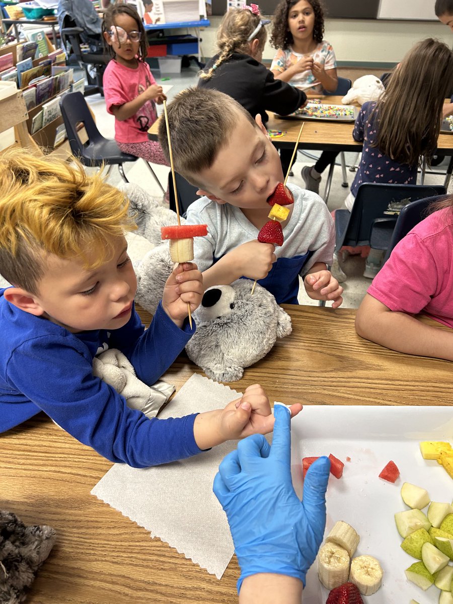 To celebrate the end of FitWeek EYA made and enjoyed fruit kabobs ⁦<a href="/KingEdwardLions/">King Edward</a>⁩ ⁦<a href="/gecdsbpro/">GECDSB PR</a>⁩