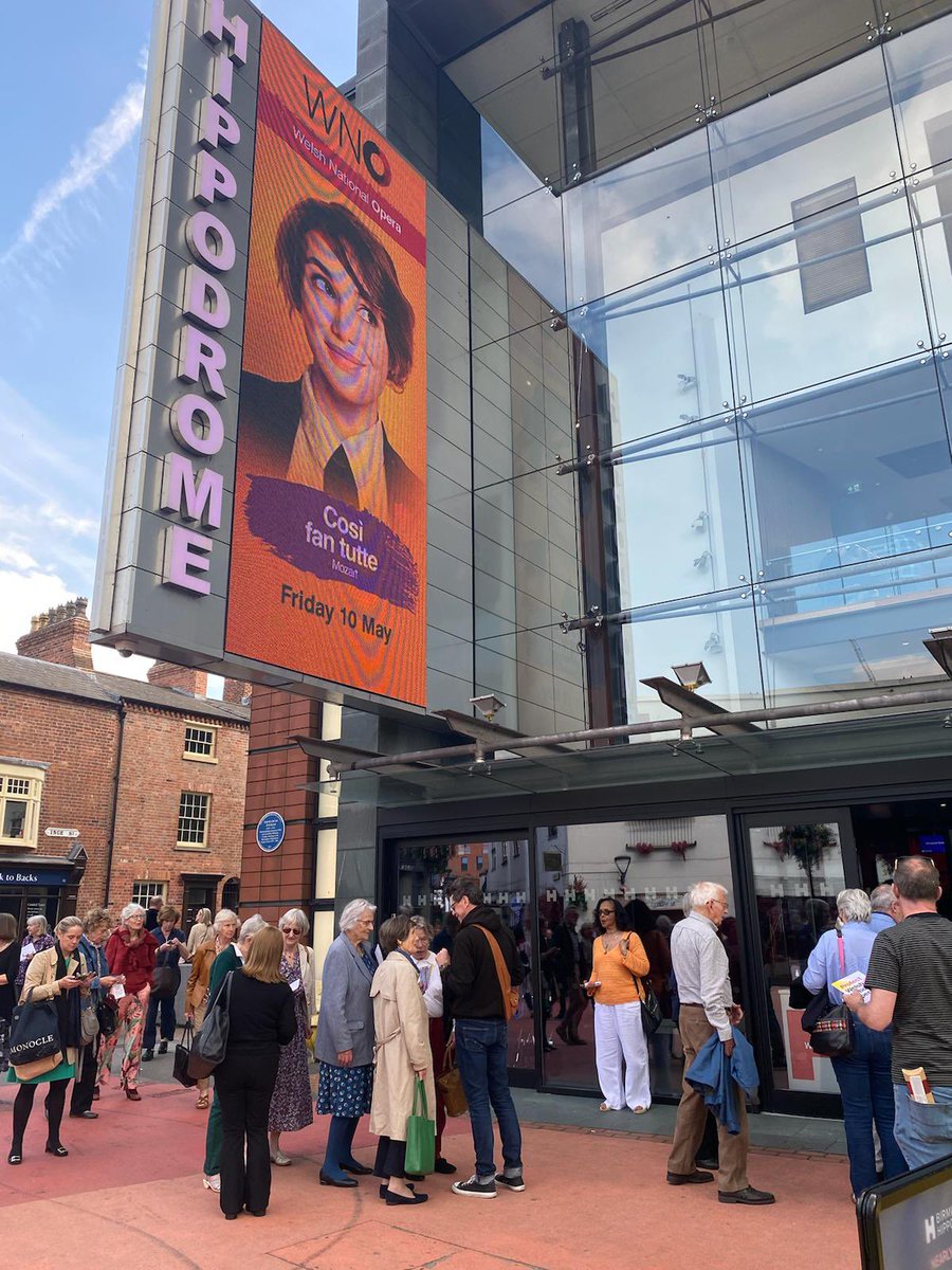 Been outside The Hippodrome in Brum this evening campaigning with @WeAreTheMU members at #WelshNationalOpera
to stop a 15% pay cut due to arts funding cuts.
Audience very much on-board - with some even highly critical of Tory arts austerity and not at all happy!
#StopTheCuts