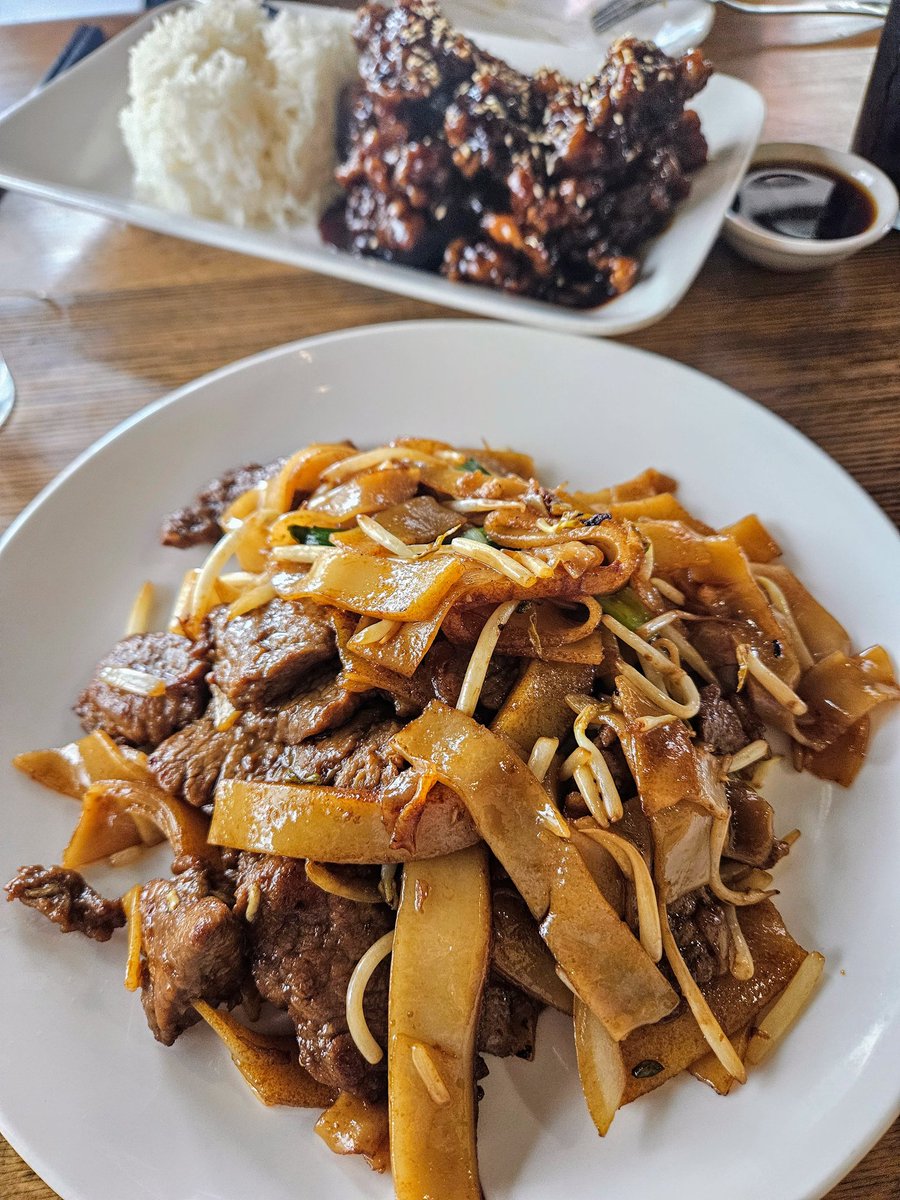 erikk292mke's tweet photo. Momo Mee #BreakingBread and loved how @bkubel & I found out we are fraternity brothers. #visitmke #inzax #choppersbrothers https://t.co/gQZDvwWeOH