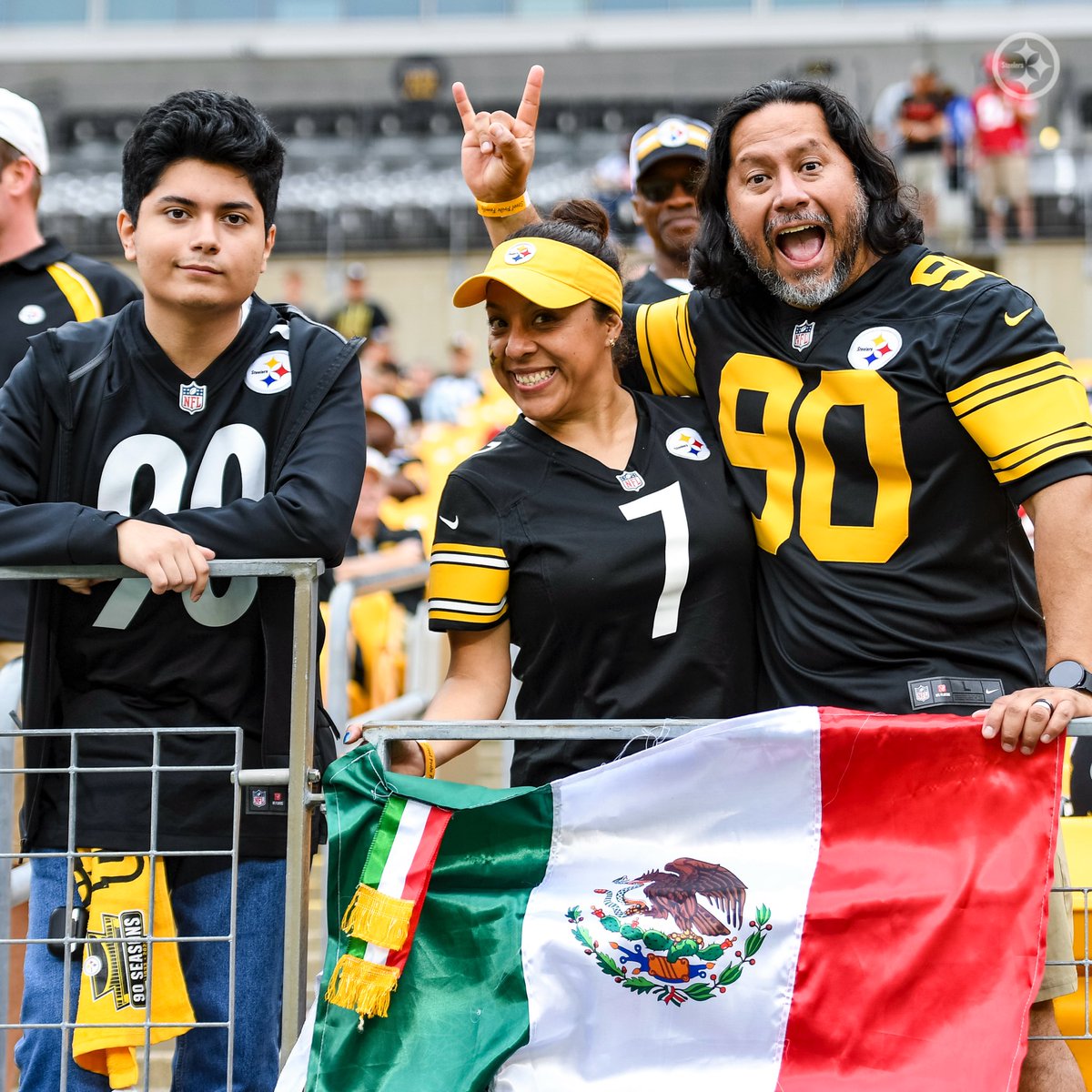Este #FanFriday está dedicado a todas las mamás de nuestra Steelers Nation 🤩🙌 Compártanos sus fotos ⤵️