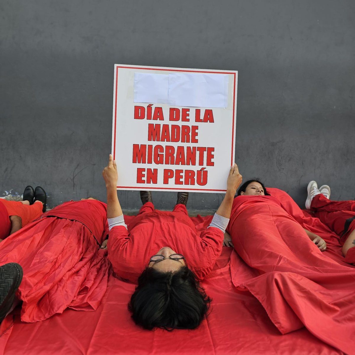 #DíaDeLaMadre | 🚨 En el marco del día de la madre, el colectivo Mujeres Migrantes Maltratadas con apoyo de otras activistas, conmemoraron el Día de la Madre Migrante en Perú, mediante una Alfombra Roja frente a la en la Superintendencia Nacional de Migraciones del Perú