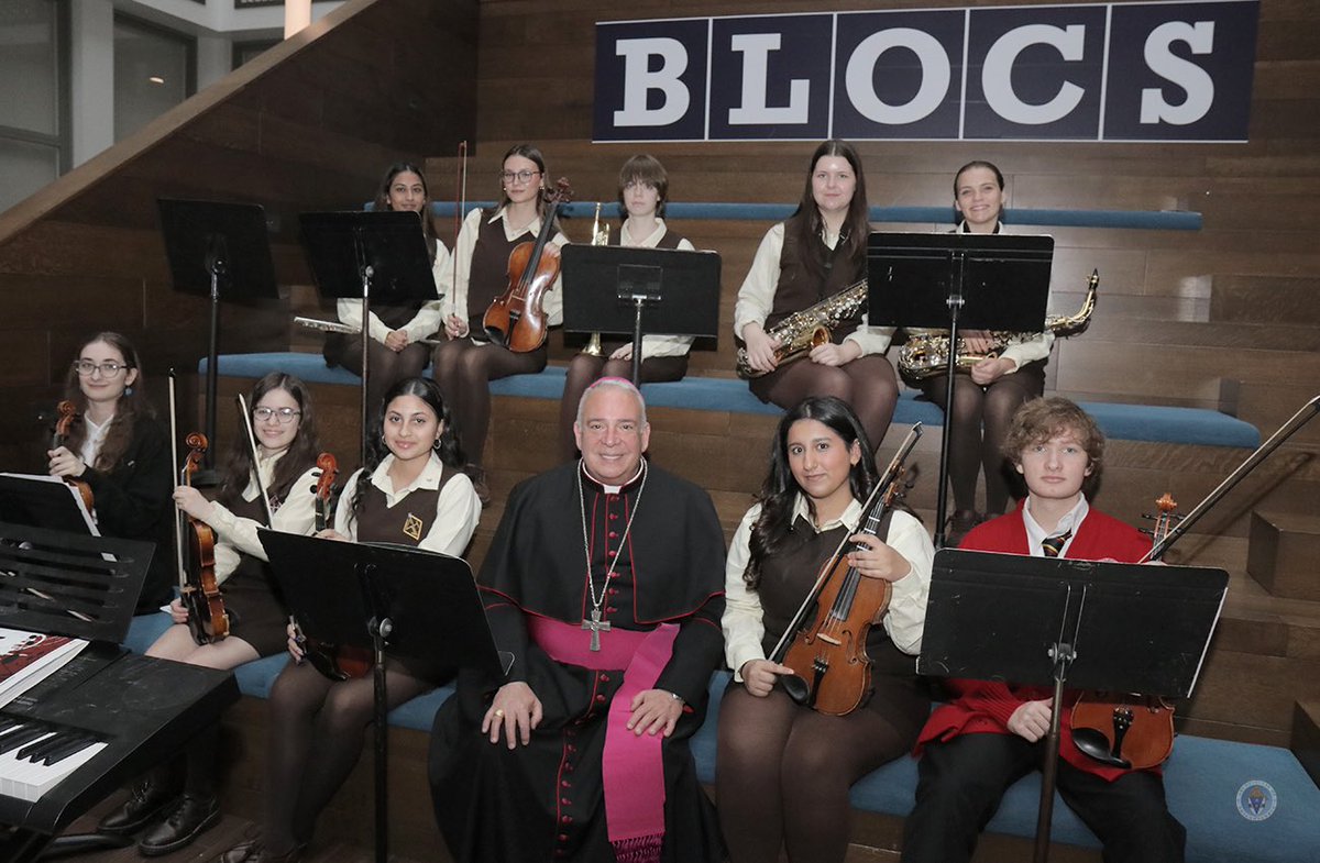 ArchbishopPerez's tweet image. 3/7 Legendary Big 5 College Basketball Coach and champion of Catholic Education, Phil Martelli, served as this year’s emcee.  During the evening the 2024 Teacher of the Year Award was presented to Mr. Shane Taylor, 2015 graduate and Faculty member of @ARHS