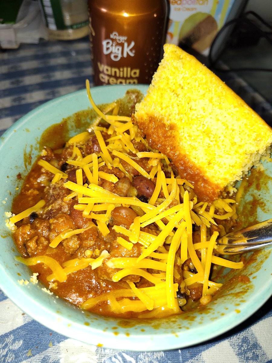 Snowlepardd's tweet image. My stream cut off yesterday. Well this is what happened. Well this is what's happening lol #Kroger #Kendrick #Beansandcornbread 
twitch.tv/javi_mane/v/21…