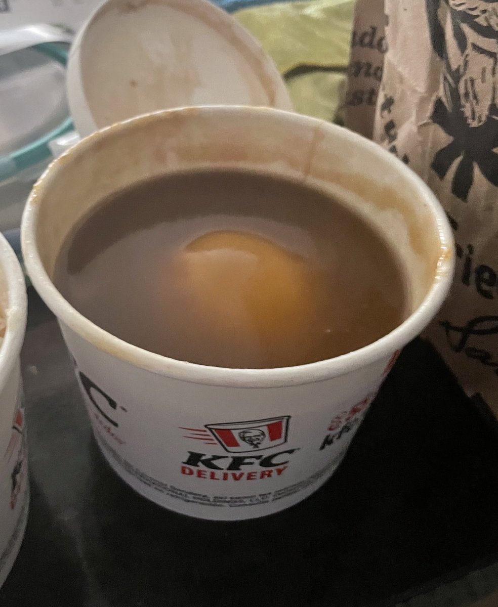 Andy_Quero's tweet photo. @RappiMexico clasico que pido en @KFC_MEXICO y me llega el fulano pure de papa q NO PEDI en lugar del complemento que elejí. Y el soporte de rappi es una barbaridad que no ayuda y no deja subir la foto de prueba cuando quiero reportar el producto erroneo. 
Aqui les dejo su pure https://t.co/4gKKU3t3oA