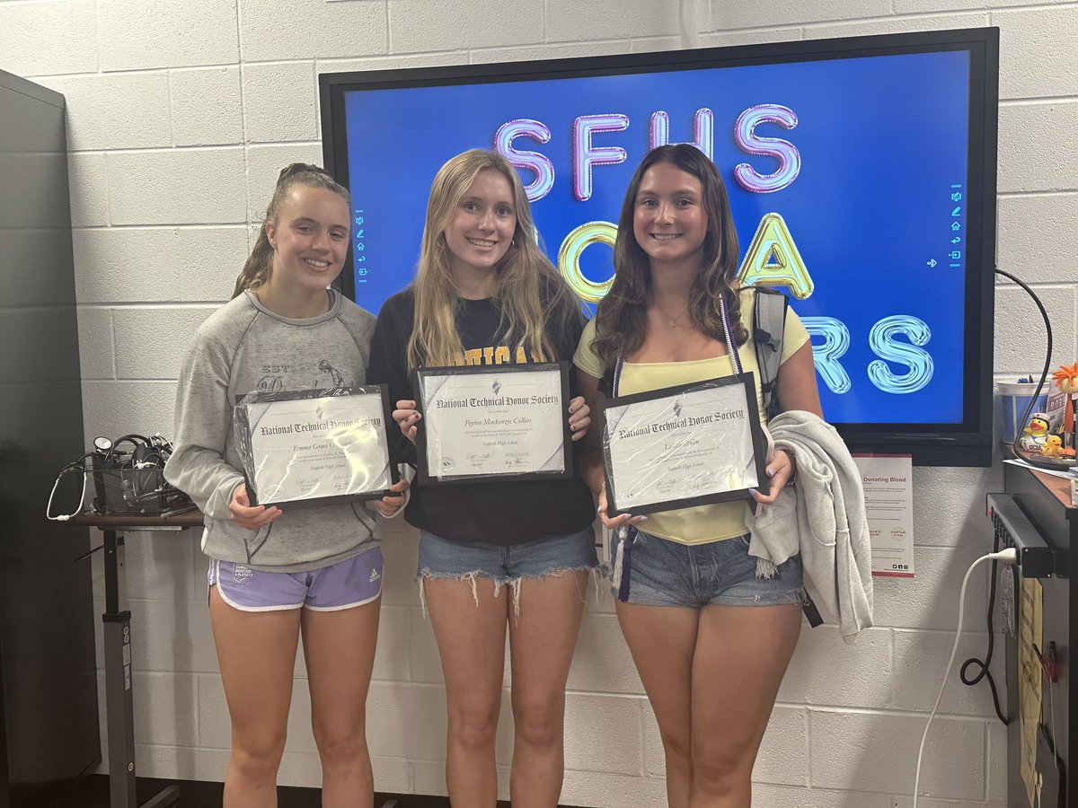 Welcome our new HOSA 2024/2025 Officers and Congrats to our HOSA Seniors who earned HOSA graduatiom cords #onechatham @seaforthhs @SeaforthHSCTE @weareseaforth @SeaforthHawks