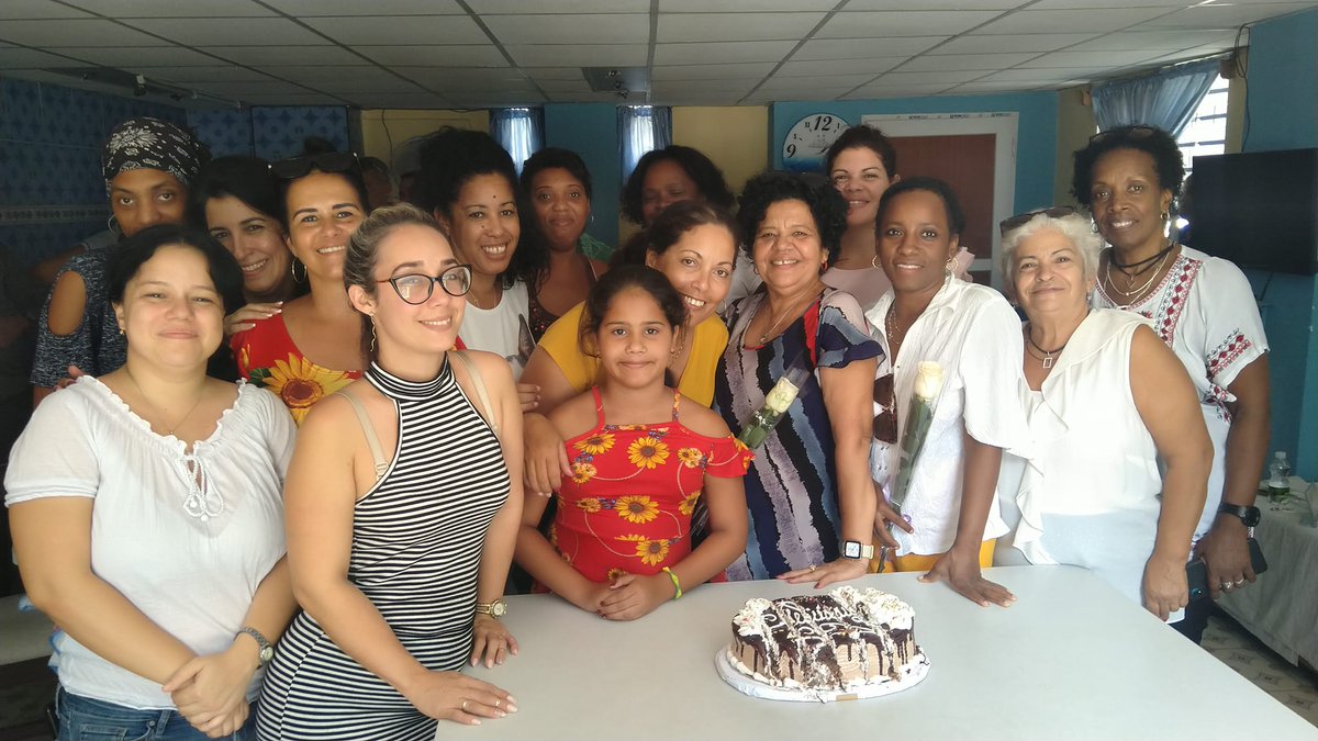 Festejamos con madres trabajadoras en Dirección Nacional de @JovenClub2 el venidero Día de las Madres. Les transmitimos felicidad que sentimos por tenerlas en nuestras vidas y el agradecimiento por tan valiosa labor que realizan #JovenClubXCuba