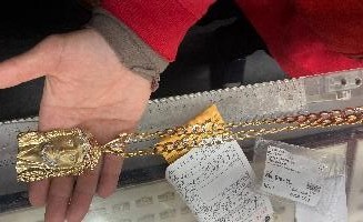 An alleged serial shoplifter was remanded into custody, charged with stealing $170k worth of jewelry from Queens stores. We are committed to addressing the issue of retail theft and ensuring the safety of our local businesses. bit.ly/3Uzu4DT