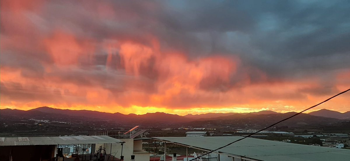 Espectacular #candilazo captado por un #ReporteroPlus desde la zona de La Villa en #VélezMálaga. El viernes se despide en la #Axarquía con un cielo que parece que arde. #VélezMálaga #ElTiempo #Fotografías #Candilazo #Atardecer #Axarquia #AxarquiaPlus