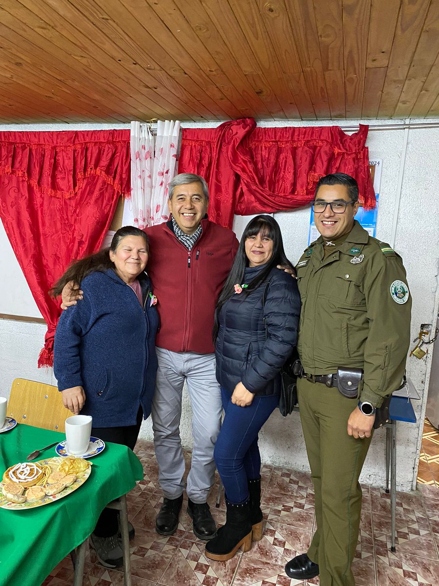 El dia de ayer @CarabMicc de la Subcomisaria Requinoa en compañía del Sr. Alcalde de la Comuna, participaron en una celebración del día de la madre con el Club de Adulto Mayor del Sector el Carmen. #FelizDiaDeLasMadres