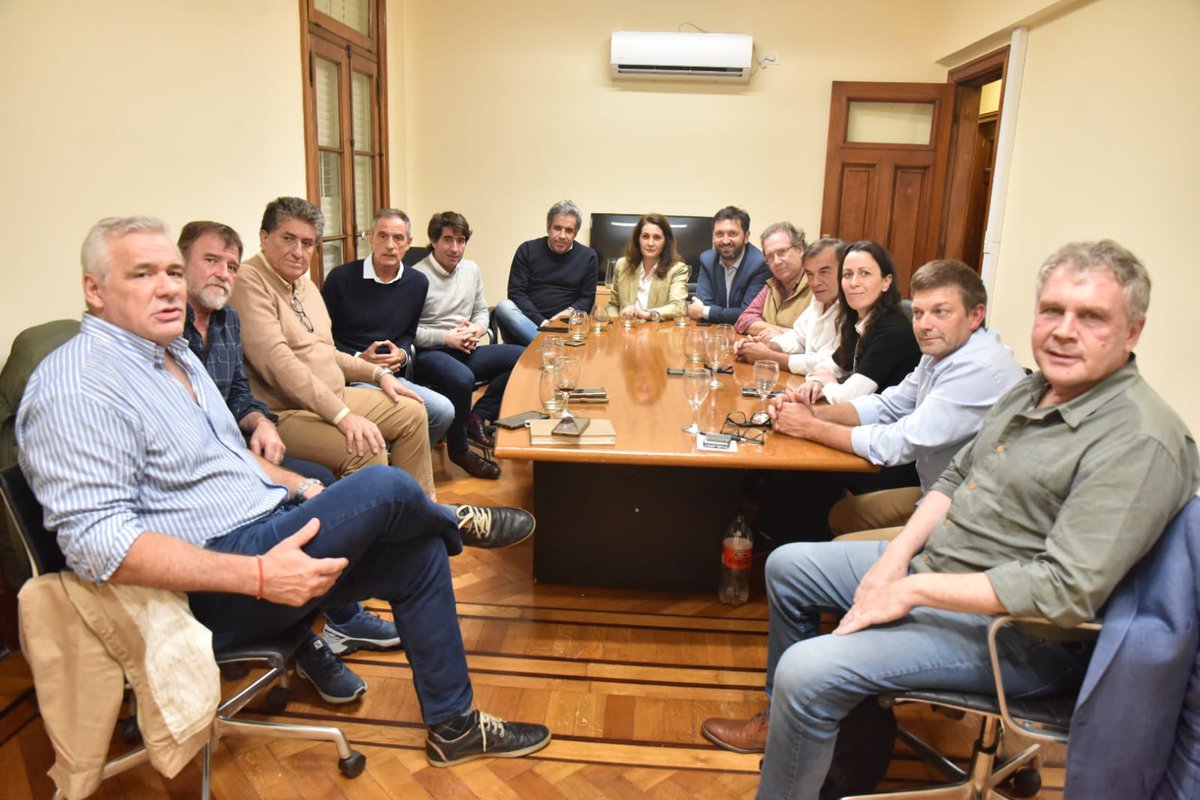 La mejor forma de representar a los argentinos es con trabajo en conjunto y una visión en común.

Junto con diputados nacionales y provinciales nos reunimos para coordinar agendas legislativas en ambas cámaras 🏛️