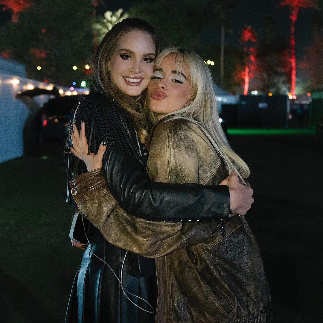 portalcamilabr's tweet photo. “Eu amo a Lana Del Rey, ela é incrível. A aura dela é gigantesca. Pessoalmente, ela é tão encantadora e apaixonante. Ela faz as coisas de coração, o que eu respeito muito, tipo, ela ama a música, ela me mandou vídeos cantando ‘Never Be The Same’. Ela me convidou única e exclusivamente para me apoiar, porque ela gostou da música. Essa paixão pela música e essa intenção pura quando você está na indústria há tanto tempo é muito raro. Quando ‘I LUV IT’ foi lançada, ela adorou o vídeo do ‘Hereditário’ onde estou com a cabeça pra fora e ela perguntou: ‘Amo essa música, quer cantar no Coachella?’ E eu disse: ‘Você está brincando? Eu posso ser a sua entregadora de água no Coachella’. — Camila Cabello para SiriusXM. 🥹