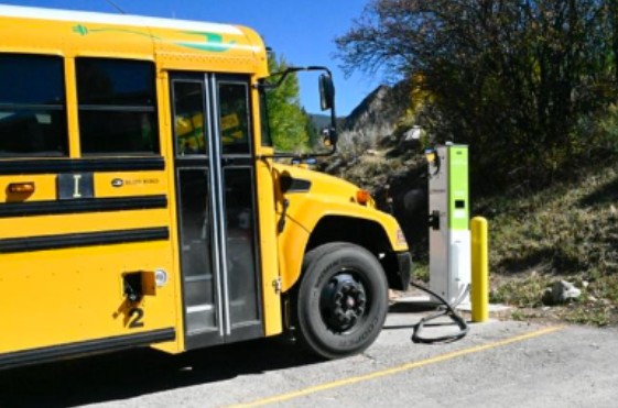 Clean school buses lead to cleaner air in Colorado! @driveelectricco worked with Aspen School District (during the #DRIVEElectricUSA project) to help electrify their fleet using the ALT Fuels Colorado Program! #StoriesfromtheField #DriveElectric #DEUSA #EV #partnerships