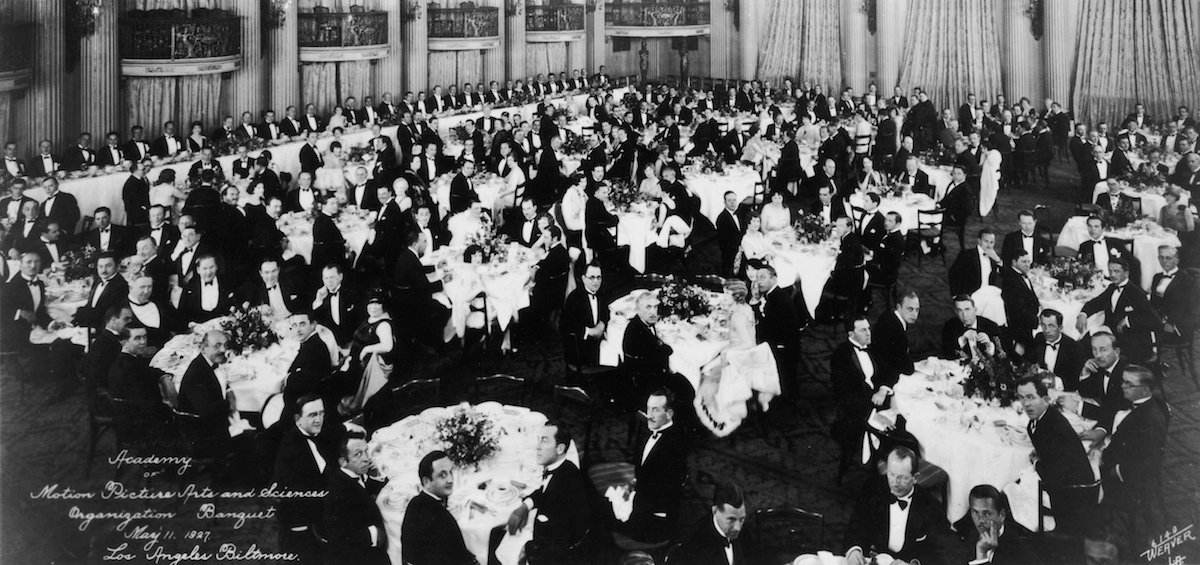 El 11 de mayo de 1927, en Los Ángeles 🇺🇸, se crea la Academia de Artes y Ciencias Cinematográficas (Academy of Motion Picture Arts and Sciences). Los ahora conocidos como #Oscar, se fundaron durante un almuerzo-banquete en el Crystal Ballroom del Hotel Biltmore. #Cine