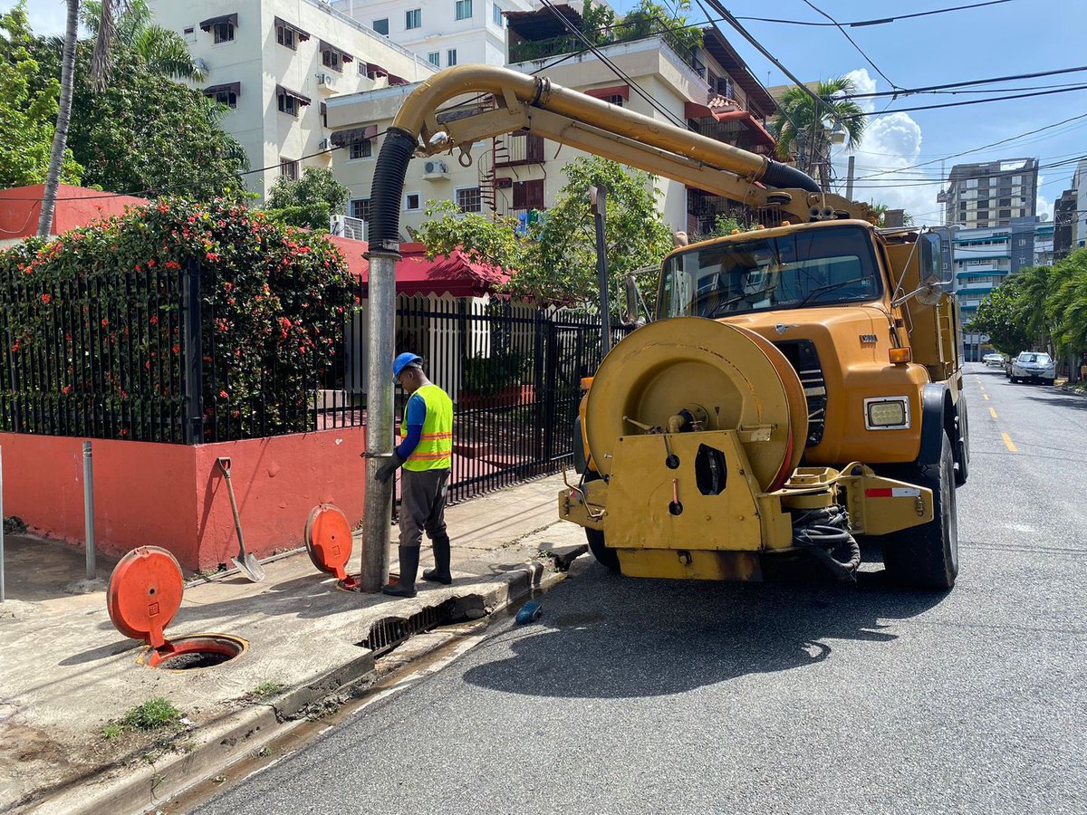 Nuestras brigadas siguen desplazadas en todo el Distrito Nacional realizando trabajos preventivos de limpieza de drenaje pluvial y cuneteo por el paso de la vaguada. ⛈️ Recuerda no sacar la basura a las calles y aceras durante las fuertes lluvias.