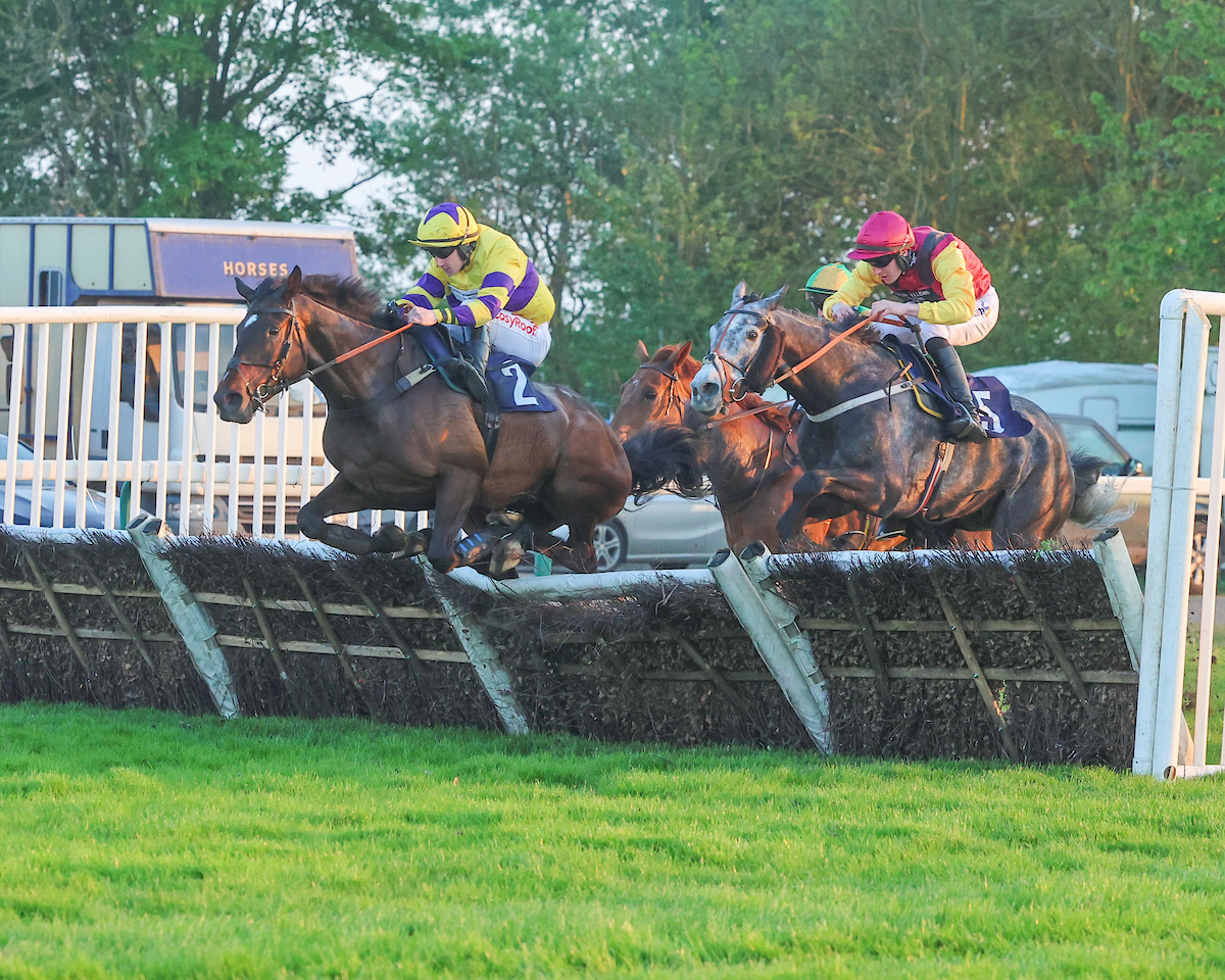 RACE 6 RESULT: AK Bets Best Price Premier League Handicap Hurdle 🏆 Foster's Fortune Owner: Chasing The Dream Trainer: Chris Grant Jockey: Danny McMenamin