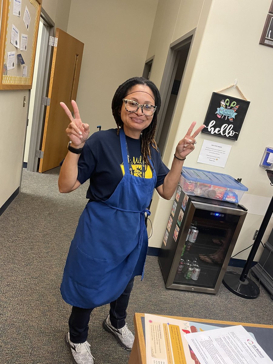 #REAL_Joy as we were a little short in the Cafe today…AP Mrs. Langford to the rescue! TY for serving our students and staff! 

#MonarchProud #OPSProud 💪🏾