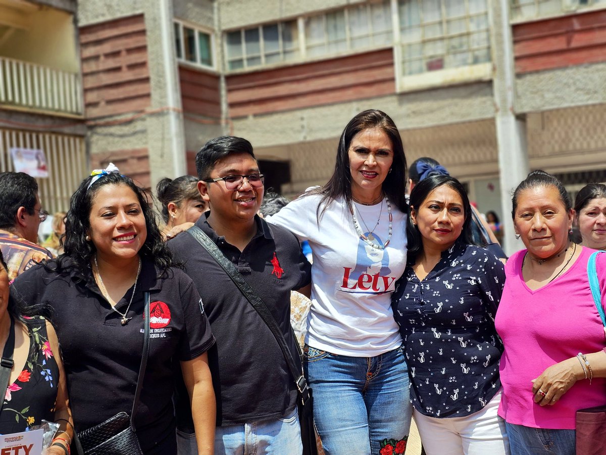 🌹 A 32 grados y con el ánimo a tope!!! Estamos celebrando a tod@s las mamás de #BenitoJuarez Gracias vecin@s de la colonia #DelValle por su recibimiento #FelizDiadelaMadres En equipo somos más fuertes @SoyCamMartinez @Pablo_Hdez @ReneVivanco