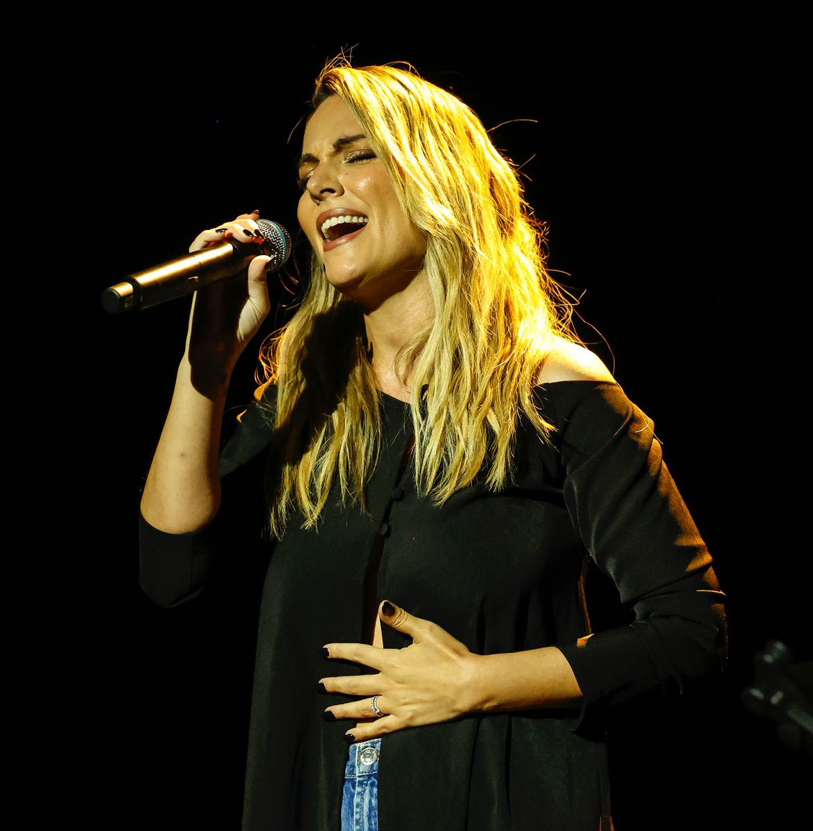 CadenaDialCV's tweet photo. @NiaCorreia @Cadena_Dial @davidotero @anaguerra @DaniFdez 🎵 #DialUnicxs en Torrent con @Edurnity 

Sigue el streaming en Youtube de @Cadena_Dial 

📹 https://t.co/WWUKFYy8Br https://t.co/6xXpOdyii0
