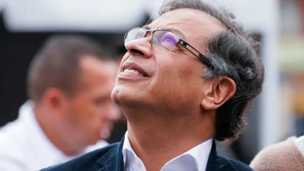 'El presidente Gustavo Petro cree que lo está haciendo perfecto, maravilloso, que nunca se había crecido como antes, que las locomotoras que deben mover la economía del país van por buen camino. Él mismo ha logrado desestimular la inversión extranjera, la caída en la construcción…