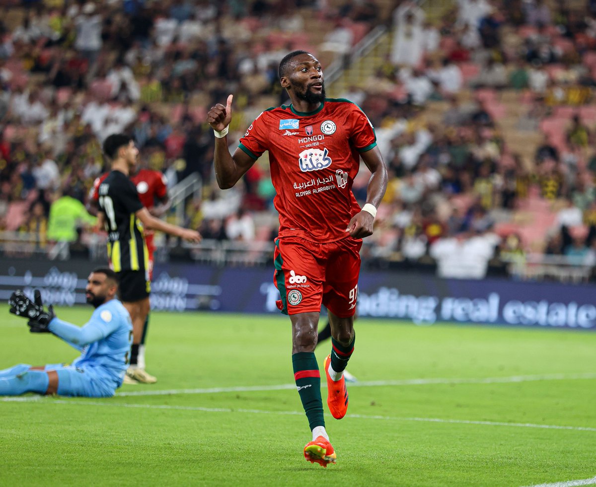 🟡⚫️ ¡Terrible derrota de Al-Ittihad de Marcelo Gallardo como local!

Fue 0-5 ante Ettifaq, con triplete incluido de Toko-Ekambi
Desaprovechó la oportunidad de escalar al 4° lugar, tras el empate de Al-Taawoun

En otros partidos de hoy:
Abha  0-0  Damac
Khaleej  1-2  Al-Wehda