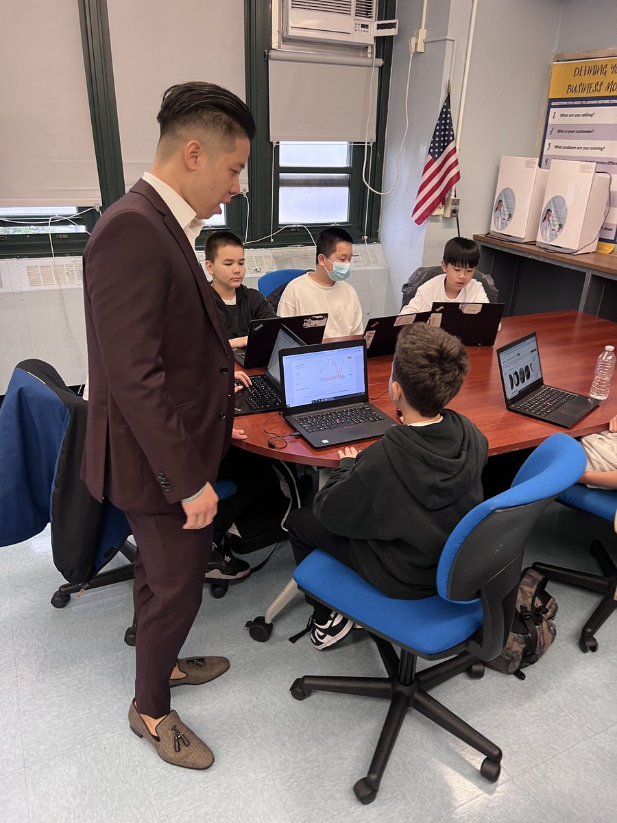 Fox Business News Live Broadcast of IS 281 students and teacher, Mr. Tran, highlighting their accomplishments in The Stock Market Game. Thank you SIFMA, our students will be helping to shape our future economy and sustain America as a whole. @cec_d21 @DOEChancellor