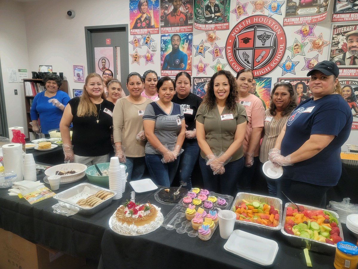 ¡Mil gracias a las madres de NHECHS aquí que cocinaron un almuerzo maravilloso hecho con amor para todos nuestros maestros de NHECHS! No podemos hacer este trabajo sin el apoyo de Uds. @HISD_NHECHS @HISDNorthDiv