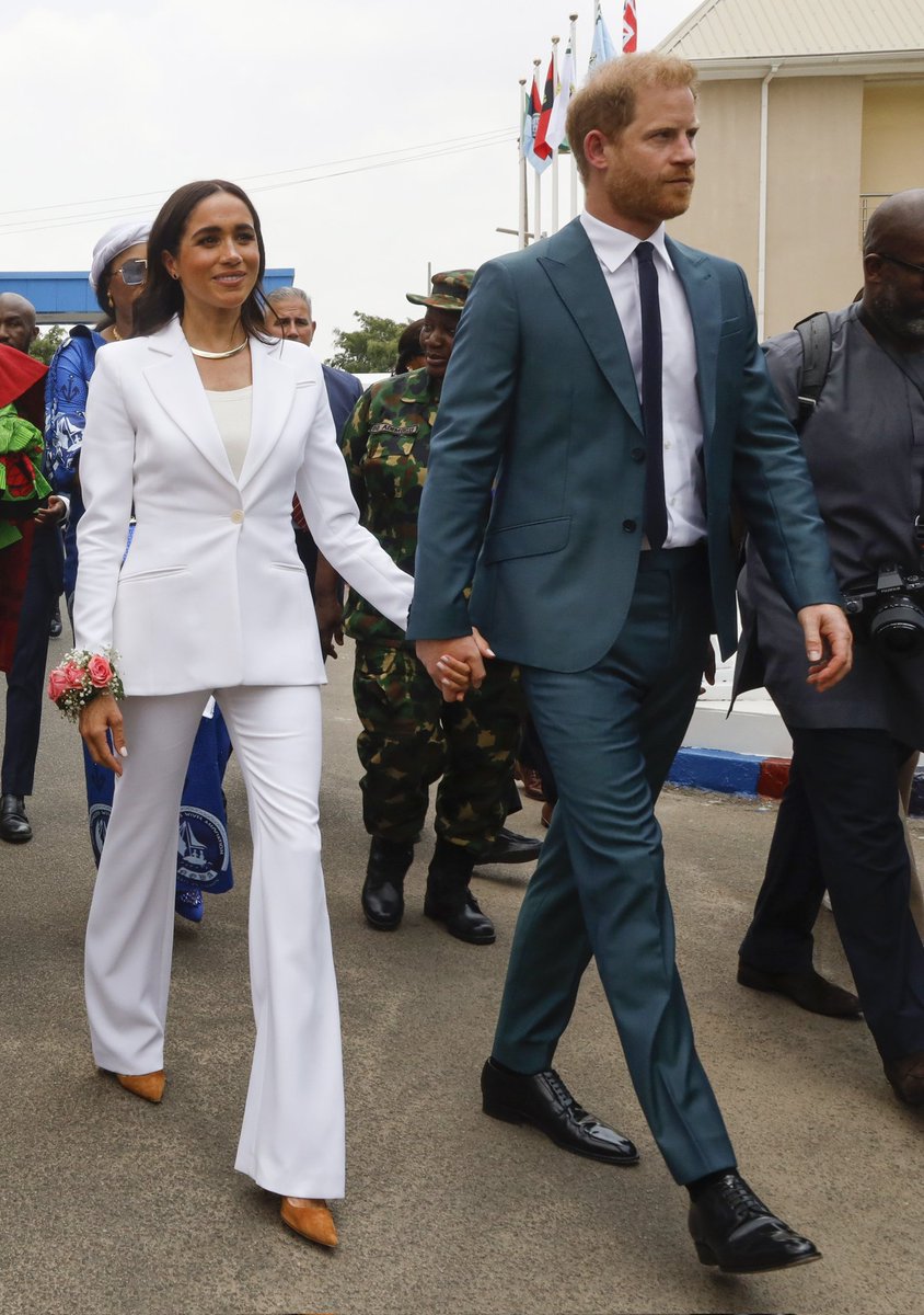 w_selwa's tweet photo. Nobody do it like Harry and Meghan nobody 🤍💚 #HarryandMeghaninNigeria https://t.co/W49dl24qmf