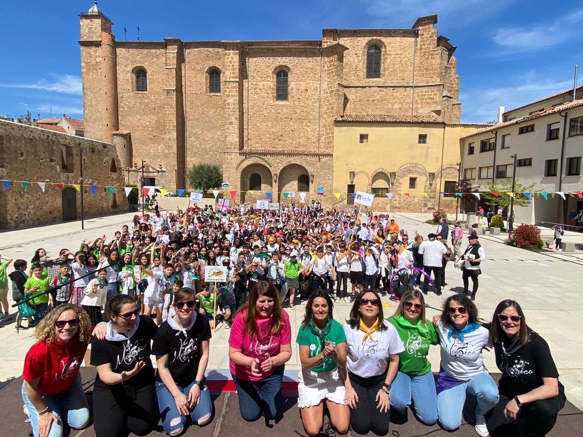 CFIEdeSoria's tweet photo. Gracias al equipo de profes de música,al #GrupodeDanzasSorianas, a los músicos,centros,docentes y colaboradores.A los anfitriones,Berta y @ceipdeagreda, y muy especialmente al #AyuntamientodeÁgreda por su implicación
#Intercentros2024
#VivelaMúsica
#formacionCyL
@educacyl https://t.co/JgU1YlqGZs