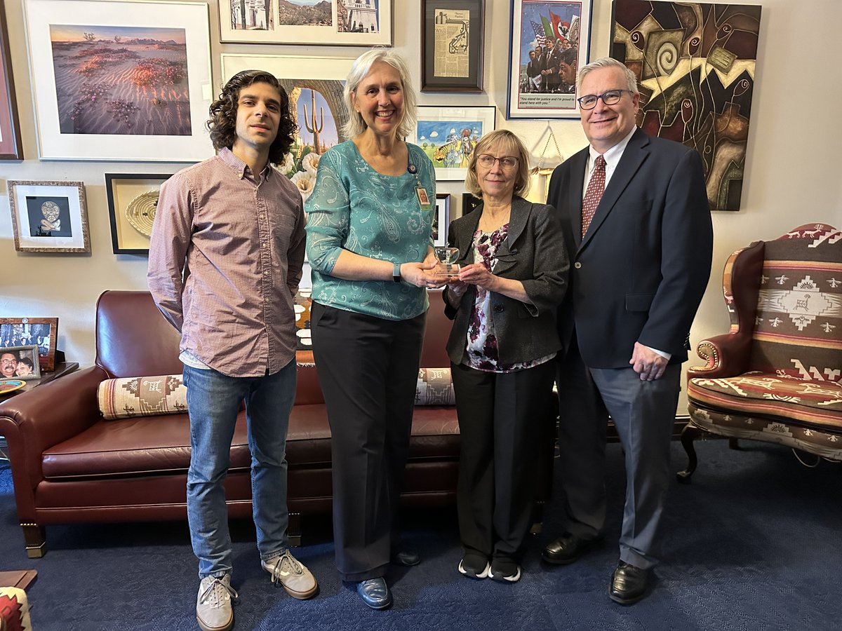 🍎 Congrats to @RepRaulGrijalva (D-AZ-7), champion of federal funding for school libraries & winner of @AASL’s 2023 Crystal Apple award! Past AASL President @LibraryL & ALA’s @Kev_Mah delivered the award to his staff on Capitol Hill. Help #FundLibraries: bit.ly/fundlibrariesF…